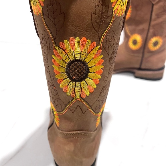 Brown Cowboy Boots with Sunflower Embroidery 5.5 - Picture 9 of 11